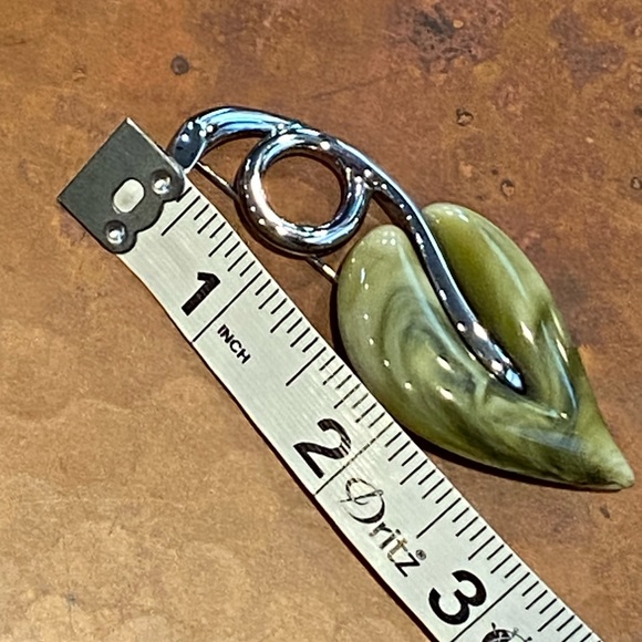 LIZ Claiborne Brooch Green Marbled Lucite Leaf with silver finish stem! EUC - Picture 3 of 7